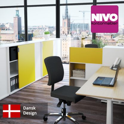 Billede af Hæve sænkebord bøg med hvidt stel. Enkelt men tidløst dansk design skrivebord, med højdejustering.