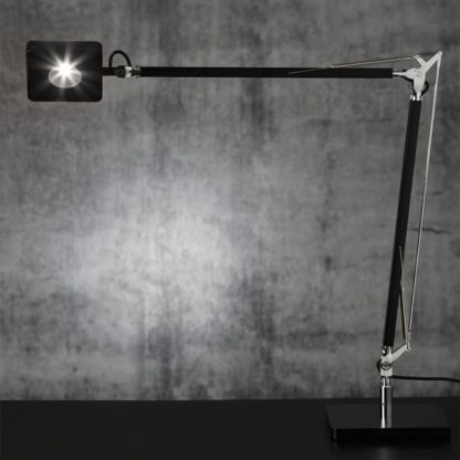 Billede af Square arbejdslampe til det moderne arbejds bord. Lampen har 4-trins dim funktion og en lang rækkevidde. En lampe for design kendere.