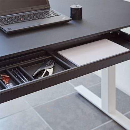 Billede af Bordskuffe til arbejdsbord, opbevaring af småting. Sort aluminium, med indsats og lås. Kan monteres under alle bordplader. Tre bredder.