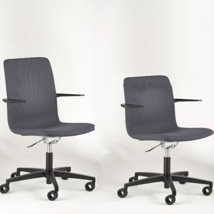 Billede af Elegant hjemme kontorstol med høj eller lav ryg og armlæn. Stolen er fuldpolstret i sort slidstærk tekstil. Et godt økonomisk valg.