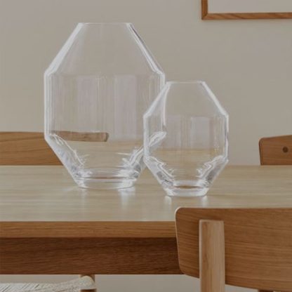 Billede af Hydro vaser er inspireret af græske vaser og klassisk keramik. Fås i sort oxideret messing, eller mundblæst glas, og de fås i to størrelser.