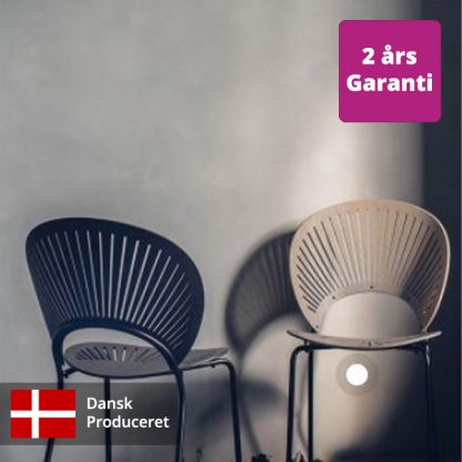 Kantinestol Trinidad, en klassisk flot, dansk design stol med skal i formspændt finer. Flot spil af lys og skygge. Designet af Nanna Ditzel.