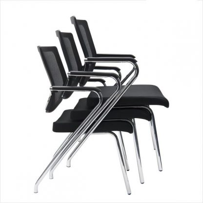 Billede af Mødestol med netryg har en god sidde komfort, og ryglænet giver luft. Stolen har armlæn og sort polstret sæde. Ideel også til caféer.