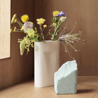 Billede af Ridge vaser fås i to størrelser og to farver. De er inspireret af en dør i Paris, og de tilbyder en anden måde at arrangere blomster på.