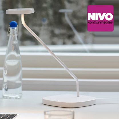 Billede af Trace bordlampe, den moderne LED bordlampe med timer funktion, lysdæmper og USB oplade port. Giver et godt arbejdslys. Fleksibel arm.