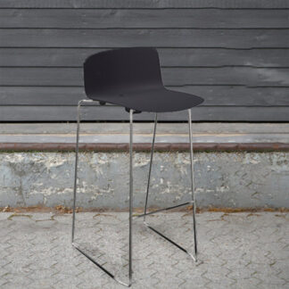 Billede af Barstol Vesper er en robust højstol med stel i krom, og med plast sædeskal. Stolen har lavt ryglæn, og den er stabelbar.