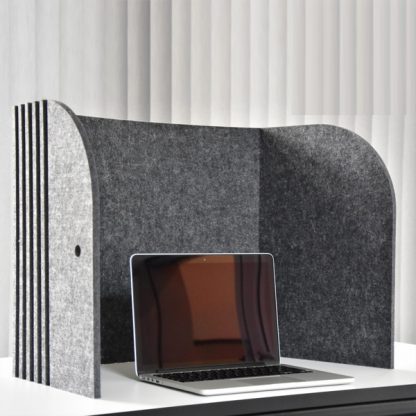 Billede af Fleksibel bordskærm til f.eks. eksamensborde. Skærmene er i 12 mm antracit grå filt, og med kanaler. Hul til ophængning på væggen.