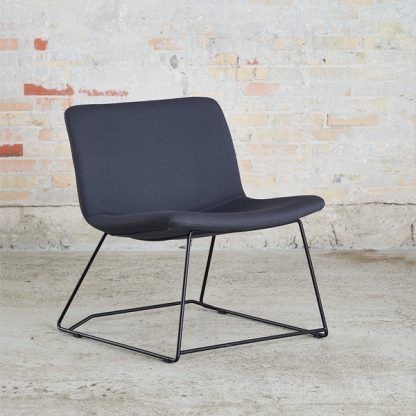 Billede af Loungestol S20, en enkel men komfortabel stol til loungen.Uden armlæn, men med bredt sæde. Stellet er sortlakeret, polstring i mange farver.