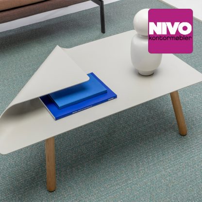 Billede af Nivo sofabord eller sidebord i et helt nyt og anderledes design. Bordene har to niveauer, frembragt af det "foldede" design. 3 størrelser.