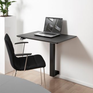 Billede af Vægmonteret hæve sænkebord, en god løsning på et lille arbejdsbord, der ikke virker for kompakt. Bordet monteres på et væghængt beslag, som har en afstand til væggen, så bordet kan køre uden på f.eks. en kabel skinne.