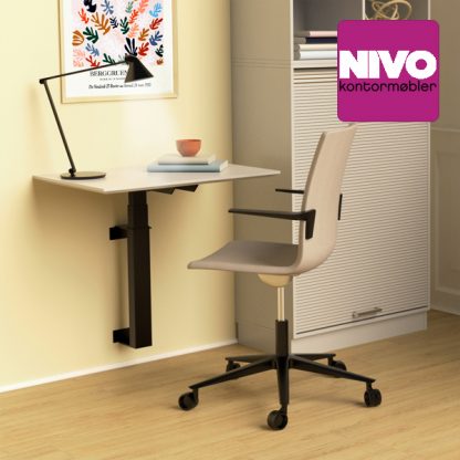 Billede af Vægmonteret hæve sænkebord er en god løsning på et lille arbejdsbord, der ikke virker for kompakt.