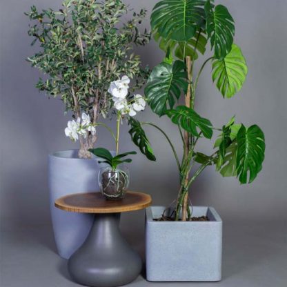 Billede af Plantepotter og kurve i flere størrelser og farver. Potterne tager sig godt ud i kontoret, sammen med kunstige eller levende planter.