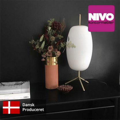 Billede af Silk lamper, en serie lamper, som omfatter bordlamper, gulvlamper og pendler. Med standere i messing plat, og skærme i hvid glas.