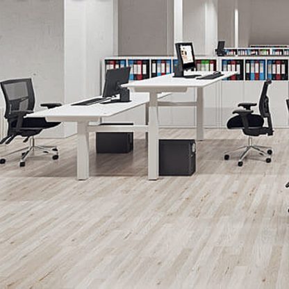 Billede af Dobbelt hæve sænkebord fra Conset til to arbejdsstationer. Ansigt-til ansigt skrivebord med individuel højde justering, og med en bordskærm som ekstra tilbehør.