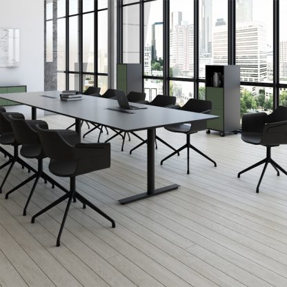 Billede af Flot mødebord med runde søjler og rektangulære fødder. Bordet er nemt at samle, og det kan sammenkobles med flere borde.