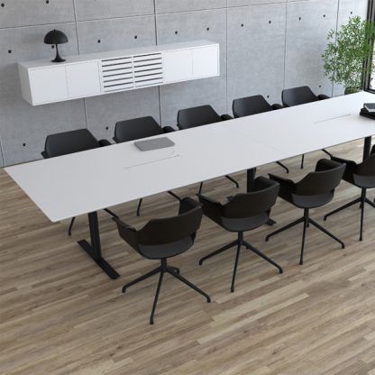 Billede af Flot mødebord med runde søjler og rektangulære fødder. Bordet er nemt at samle, og det kan sammenkobles med flere borde.