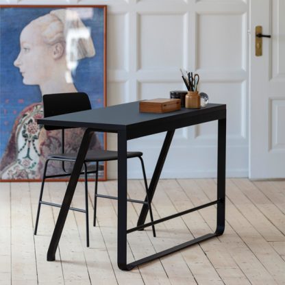 Billede af Stationært skrivebord i et moderne dansk design. Bordet fylder ikke meget, men det er yderst funktionelt, når det forsynes med strømtilslutning og småtings skuffe.
