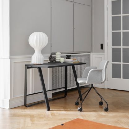 Billede af Stationært skrivebord i et moderne dansk design. Bordet fylder ikke meget, men det er yderst funktionelt, når det forsynes med strømtilslutning og småtings skuffe.
