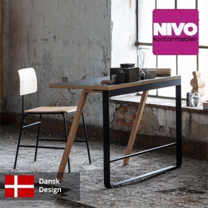 Billede af Stationært skrivebord i et moderne dansk design. Bordet fylder ikke meget, men det er yderst funktionelt, når det forsynes med strømtilslutning og småtings skuffe. Velegnet til lobbyer og hotelværelser, men også som ekstra arbejdsborde.