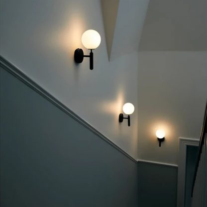 Billede af Væglamper Miira fås både til indendørs og udendørs brug. Sokkel i metal, kupler i mundblæst glas. Dekorative, og de giver et godt spredt lys.