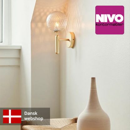 Billede af Væglamper Miira, som fås både til indendørs og til udendørs brug. Lamperne har sokkel i metal, og kuplerne er i mundblæst glas. Lamperne er meget dekorative, og de giver et godt spredt lys.