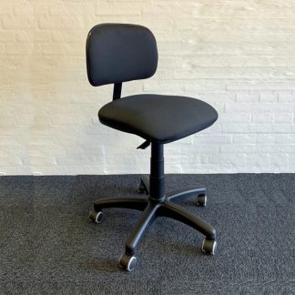 Billede af Zoom kontorstol, en virkelig budgetvenlig stol med mange gode egenskaber. Stolen har bevægelig ryg, som kan justeres.