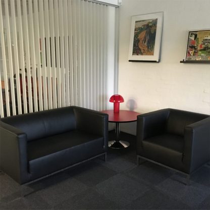 Billede af En prisvenlig sofa til kontoret, lærerværelset eller til loungeområdet. Du får en anstændig kvalitet. Kan polstres i kunstlæder eller kraftig tekstil.