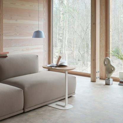 Billede af Sidebord Relate, et lille praktisk og funktionelt bord, som kan skubbes helt ind til stol eller sofa. Stel i pulverlakeret stål, med en MDF plade.