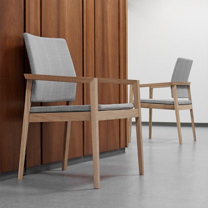 Session armstole fås i 3 modeller: Stol med lav ryg, stol med polstret høj ryg og stol med polstret lav ryg. Stabelbare. Lakeret eller bejdset eg.