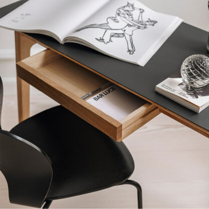 Billede af Freya skrivebord fra Magnus Olesen er et flot bord i massiv eg, som også fås med linoleums bordplade. Fås i to størrelser. Velegnet til hjemme arbejdspladsen.