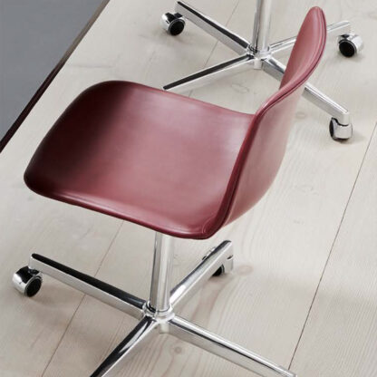 Billede af Pato kontorstol er en fuldpolstret armstol med drejestel og fuld læderpolstring. Stellet er poleret eller sort pulverlakeret aluminium. Højdejusterbar.