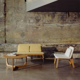 Billede af Lean loungestol er et godt eksempel på solidt håndværk. Stolen er i et minimalistisk design, som er baseret på et stel i massiv eg. Den fås i olieret eg eller sort lakeret. Og så fås den som 2-personers sofa. Rygpuder medfølger.